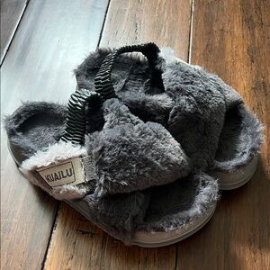 Kualu Gray Fuzzy Slippers